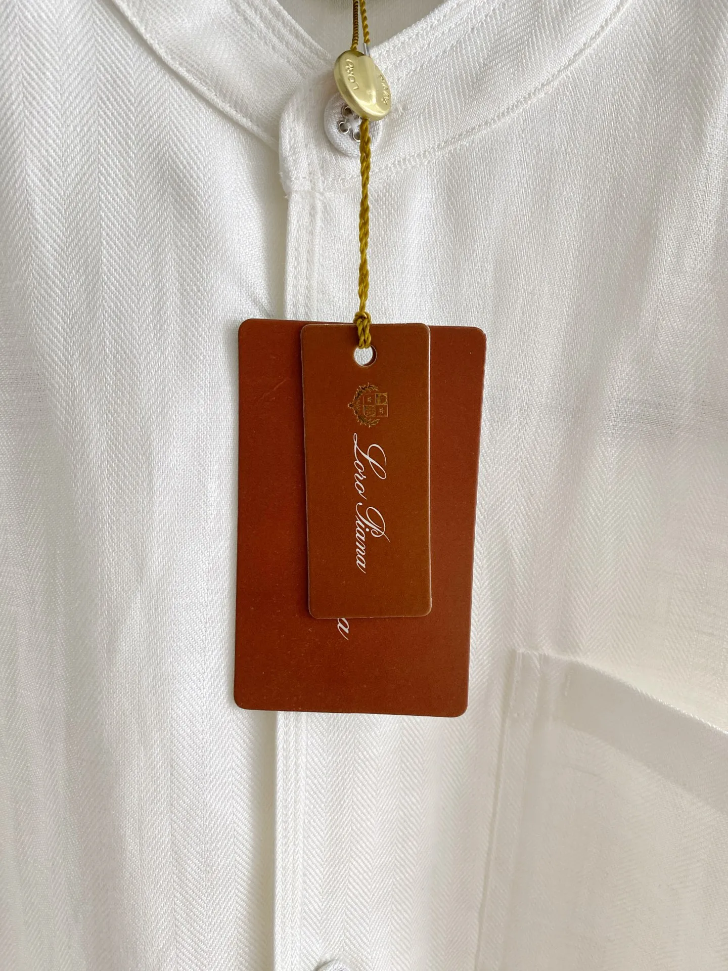 Loro Piana linen shirt Fabric: 100% Italian imported rain dew linen, which has been specially softened by the brand. Compared with ordinary linen, it weakens the rough and prickly feeling. The surface has a natural knotted texture and a matte low-saturation texture. It is the main Breathable heat-dissipating material in spring and summer. Style and details: Chinese-style small round stand-up collar, no collar point design, soft lines, taking into account the sense of Eastern simplicity and Italian relaxation, without blocking the neck; Slightly loose straight cut, the length moderately covers the waistline, not tight when worn alone, stacked vests, knitted without restraint; Square patch pocket on the left chest, minimalist without logo, buttons are made of matte natural materials of the same color, with a clean and unified vision; Standard long sleeves have flat cuffs that can be rolled up for a casual look, and small slits are hidden in the side seams to increase freedom of movement. Color selection: Two basic colors: pure white and native hemp Beige, suitable for most bottoms and outerwear. Style positioning: Italian old money style, minimalist new Chinese style, light business commuting, same style for men and women, unisex version, focusing on high-end without logo. Sizes:M-4XL